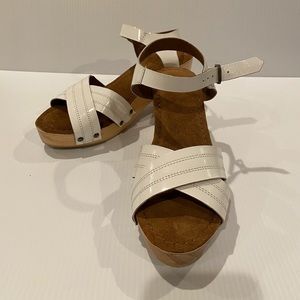 UO Celeste Wooden Sandal/ Patent White Sz 7/E